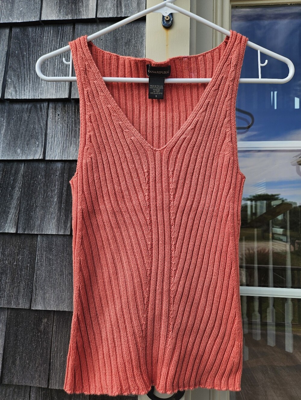 Banana Republic coral-pink ribbed knit V-neck sleeveless tank top